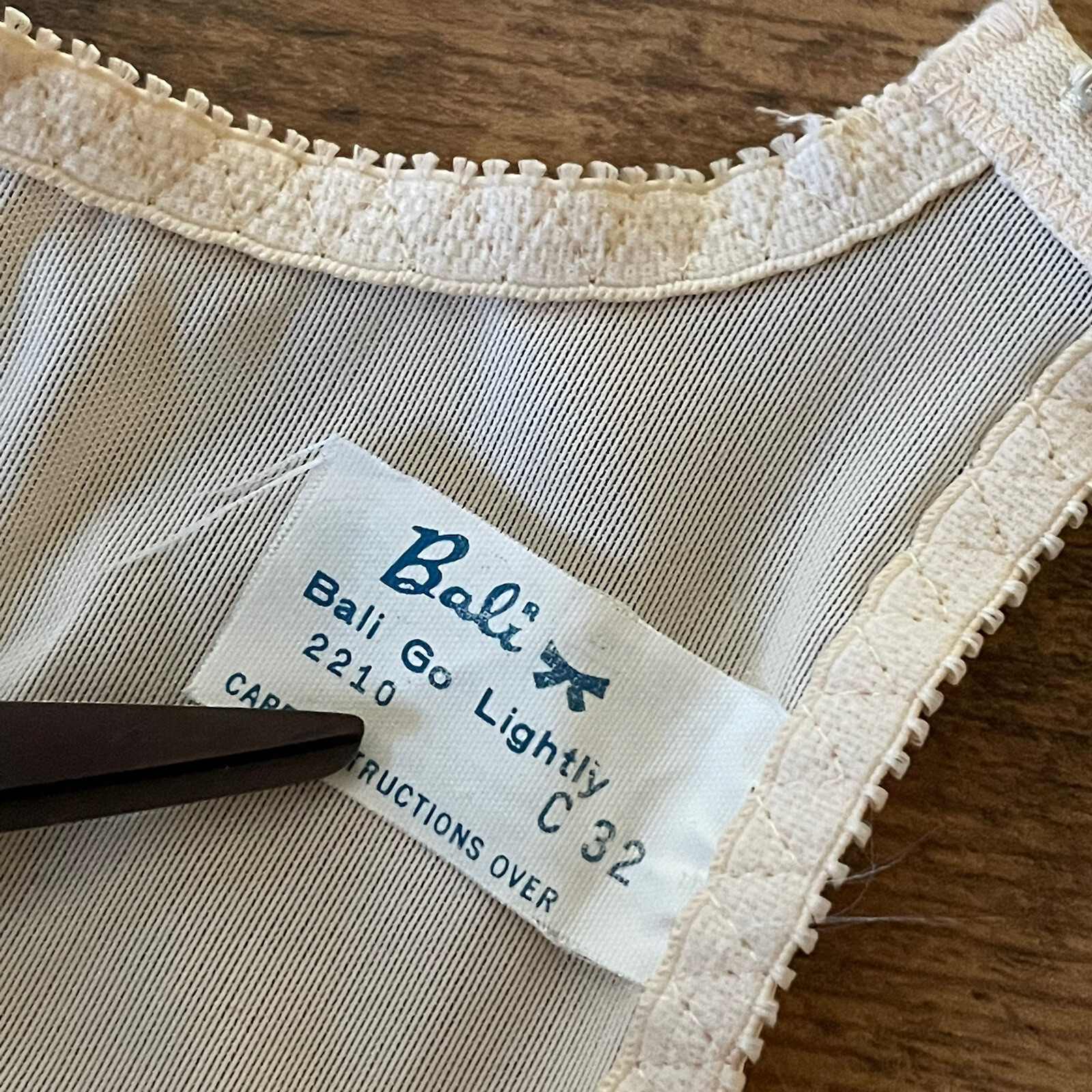 Vintage 60&rsquo;s Bali Go Lightly Bow Bra 32C Sheer Nude Nylon Underwire Sissy Pin Up
