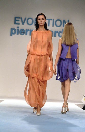 PIERRE CARDIN- 2000 Orange Organza Carwash Skirt, Size 4