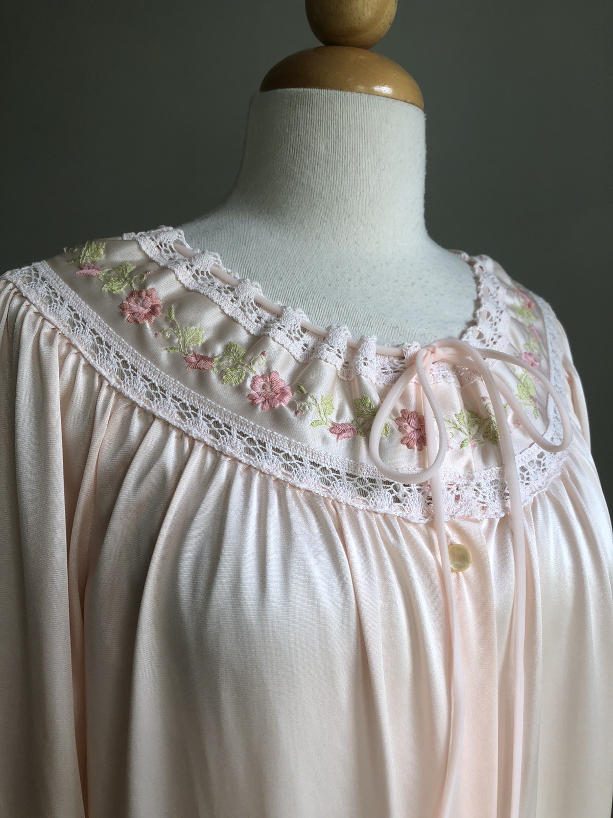 GORGEOUS VTG LORRAINE Light Peach Nylon Floral Embroidered Button-up Nightgown S
