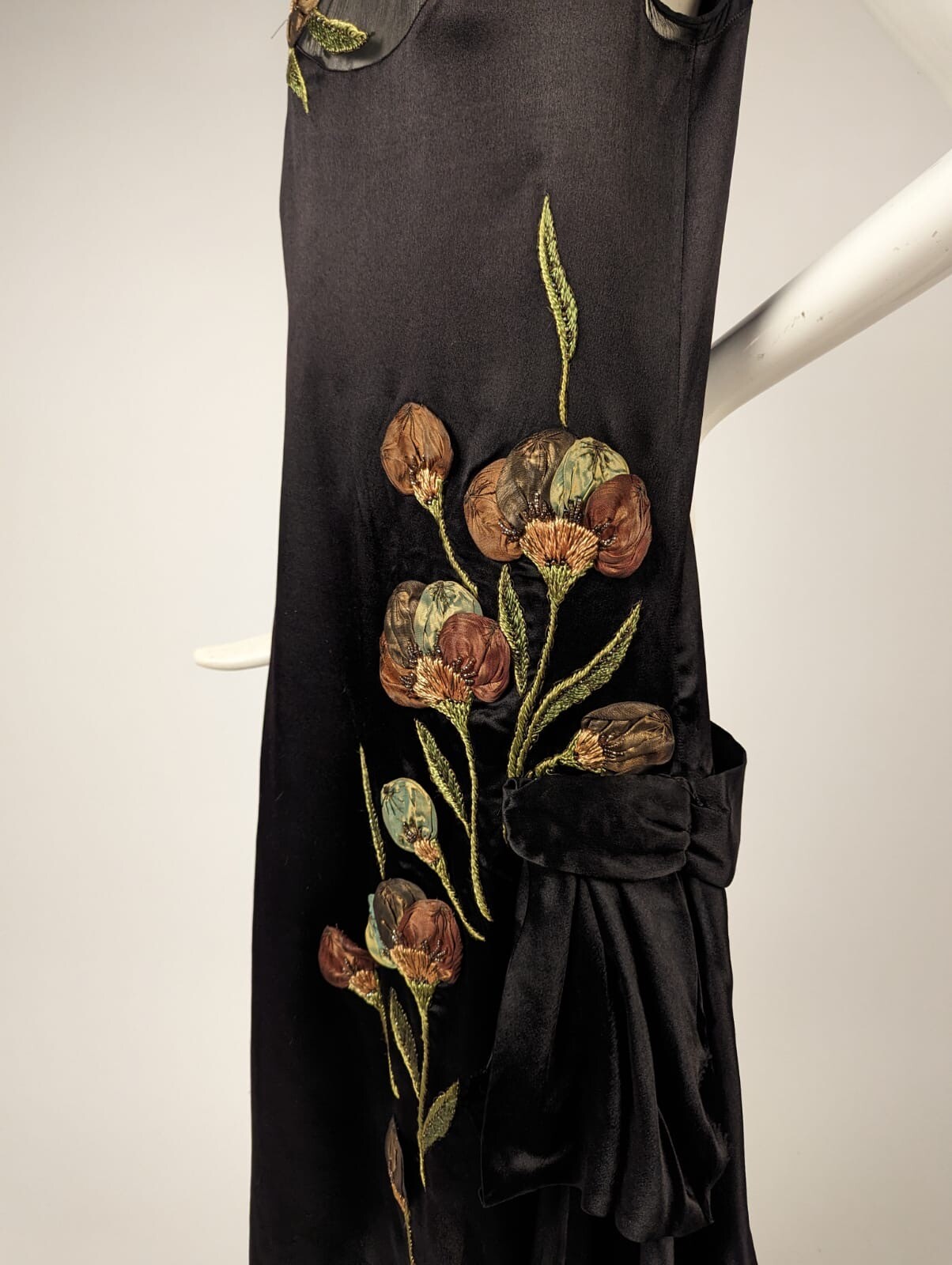 MUSUEUM QUALITY FLAPPER 1920’S SILK + CHIFFON DRESS W METALLIC FLORAL DETAILING