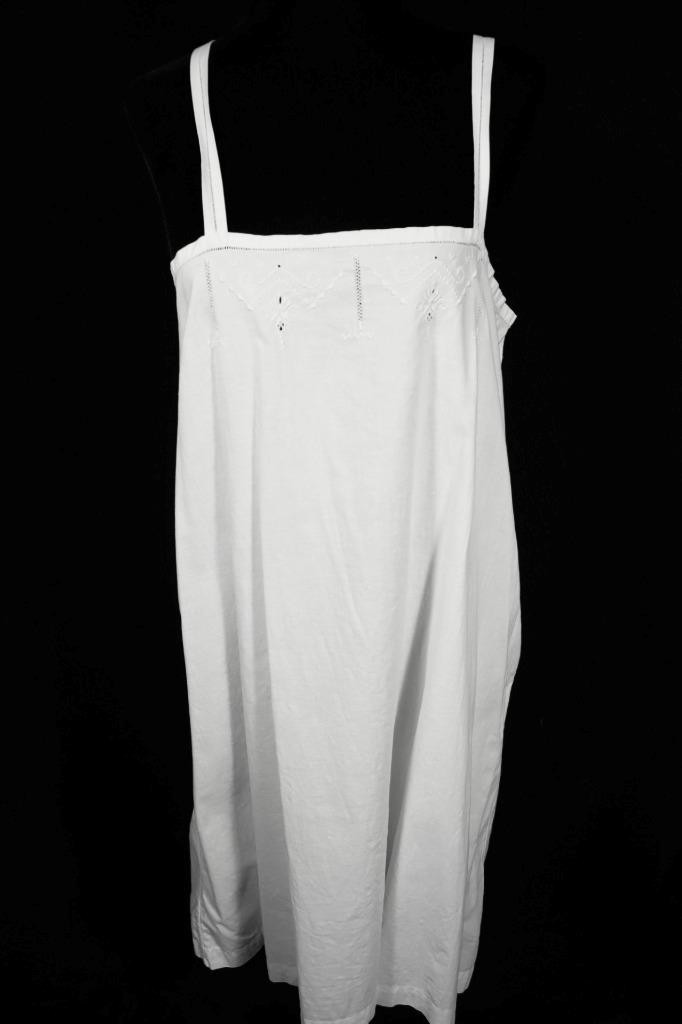 Vintage 1920&rsquo;s French Embroidered White Cotton Slip Size Medium Exc Condition