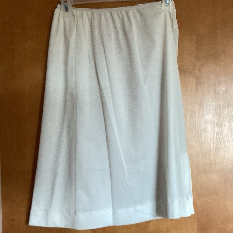 Vintage Heiress White Nylon Half Slip Size Large 23&Prime; Long Side Slits As Is