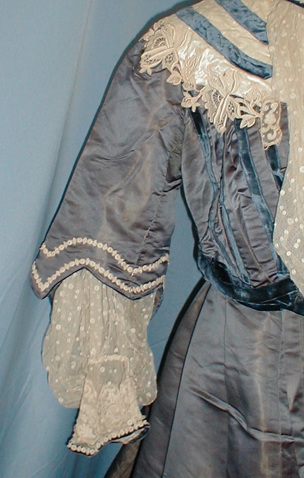 Elegant Antique Evening Dress Victorian 1890 Changeable Green Silk Lace Trim
