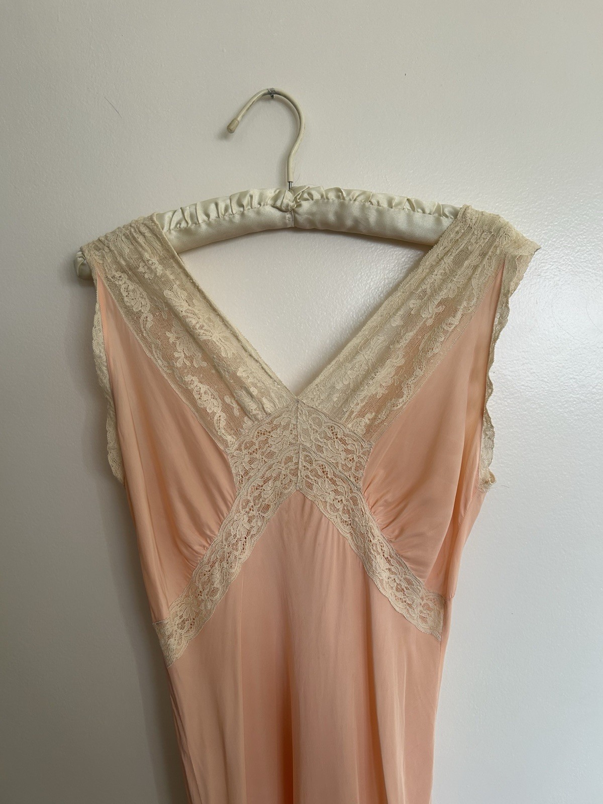 1940s Peach Pink Lace Bias Cut Slip