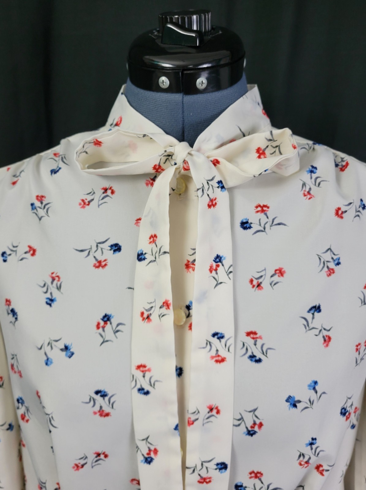 Vintage Lady Holiday Cream Button Down Blouse w Blue & Red Florals Size M/L?