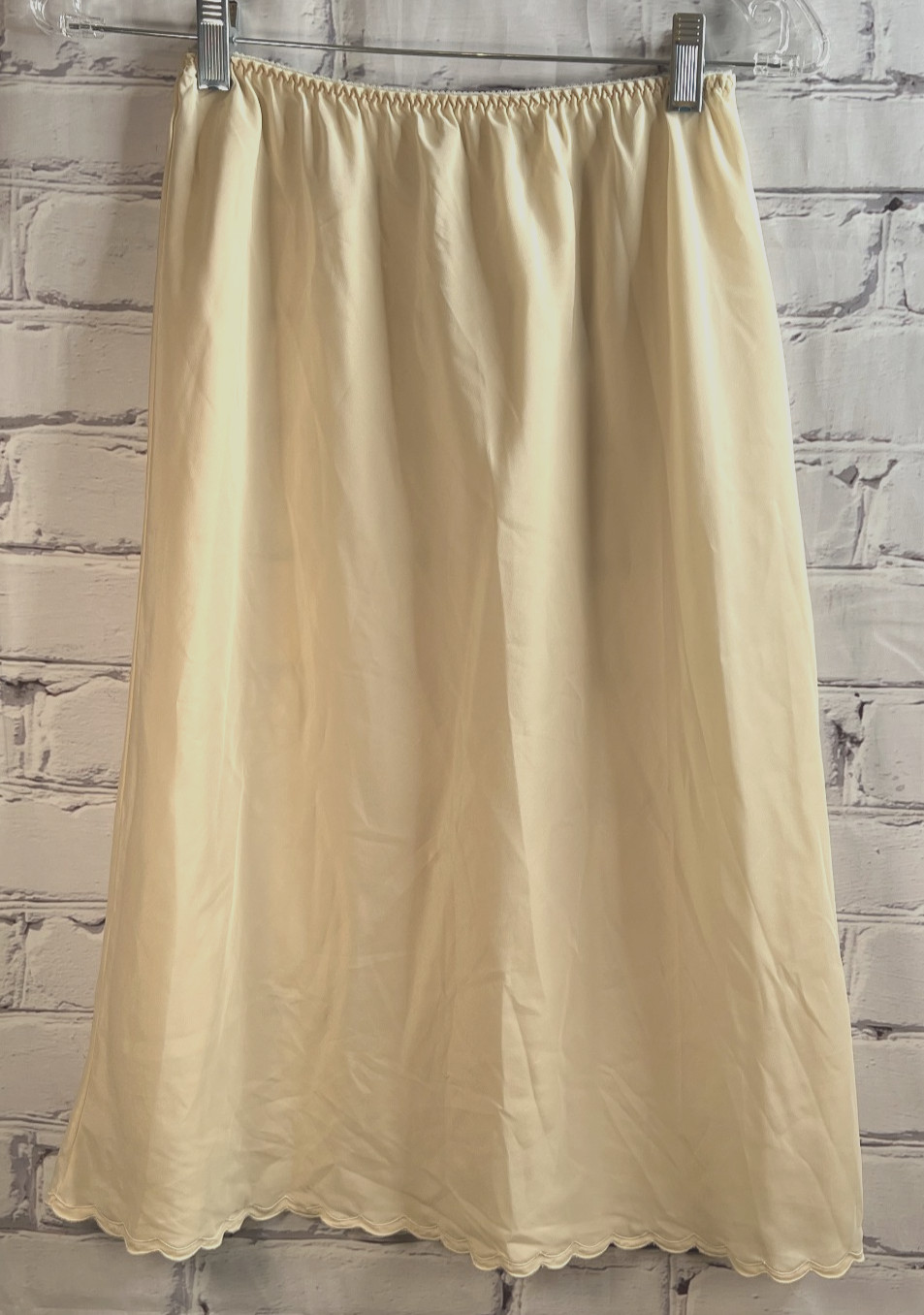 Barbizon Half Slip Womens Size M Beige Nylon Blend STYLE P. CLASSIE Scallop Trim
