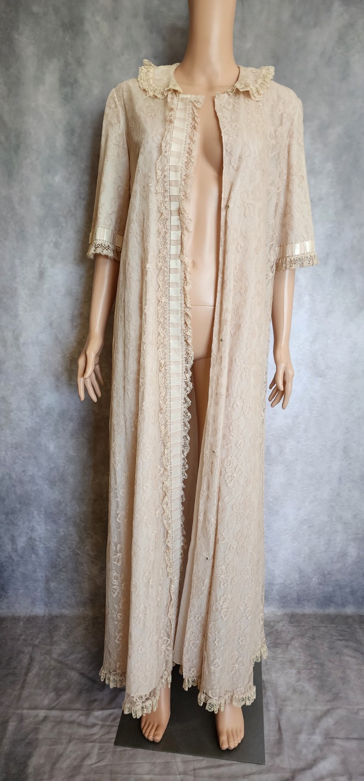 Vintage 1950s BY ODETTE BARSA for Lord & Taylor Dressing Gown Lace Fully Lined