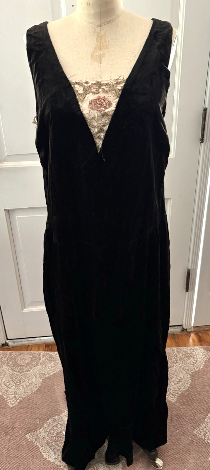 Vintage 1920&rsquo;s Flapper Art Deco Black Dress w Lace Metalic Lace Accents M/L
