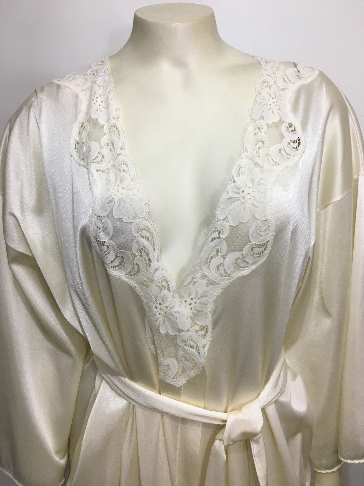 Vassarette S Pale Yellow Long Nylon Silky Peignoir Robe Made in USA Vintage