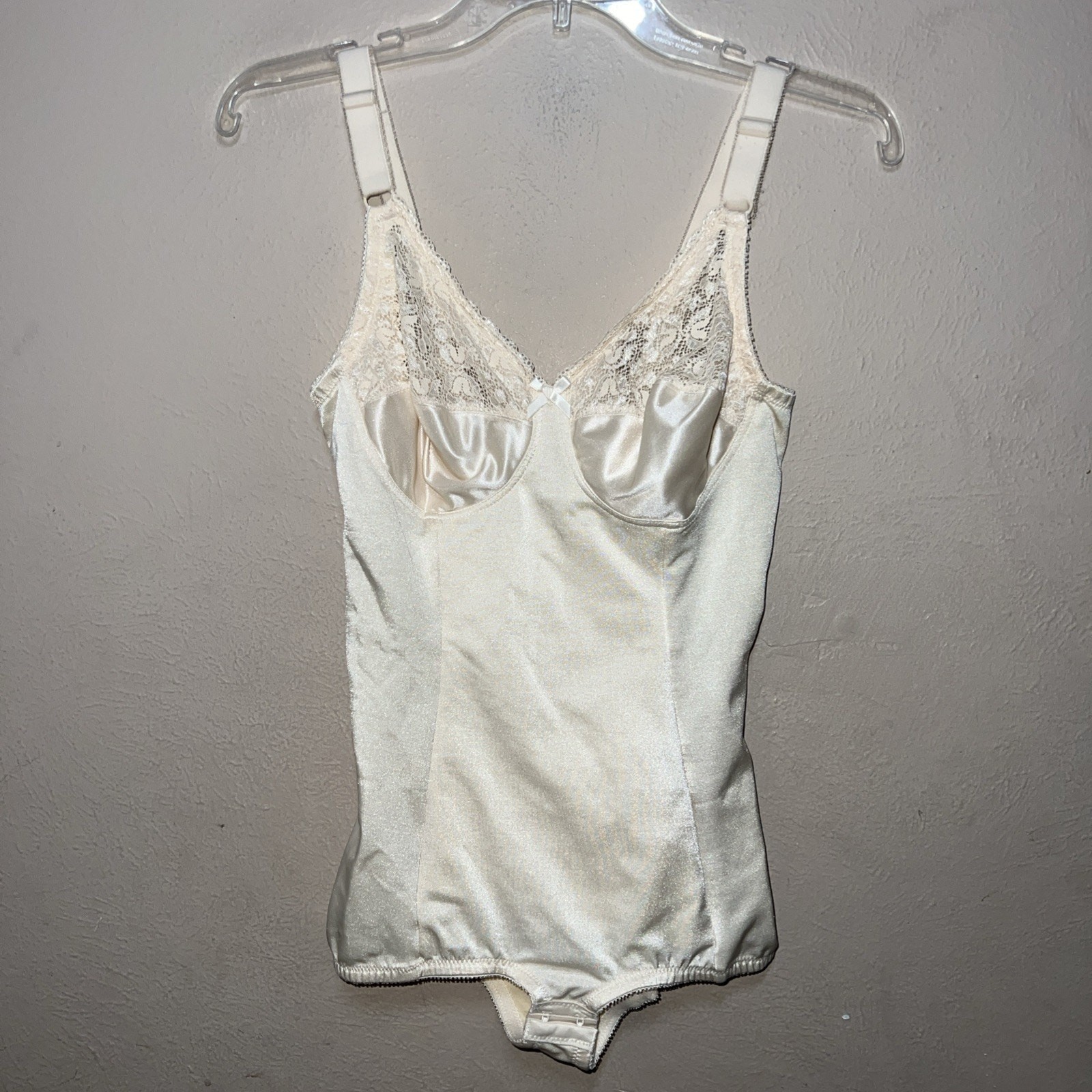 UNDERSCORE VINTAGE SATINY IVORY WIRELESS CUPS ALL IN ONE SHAPER CORSET 38B
