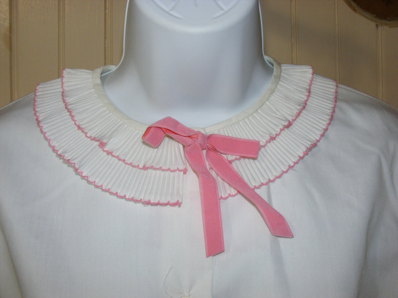 60s BLOUSE WHITE POLYCOTTON BUTTON UP SHIRT RUFFLE COLLAR 3/4 SLEEVE CROPPED S34