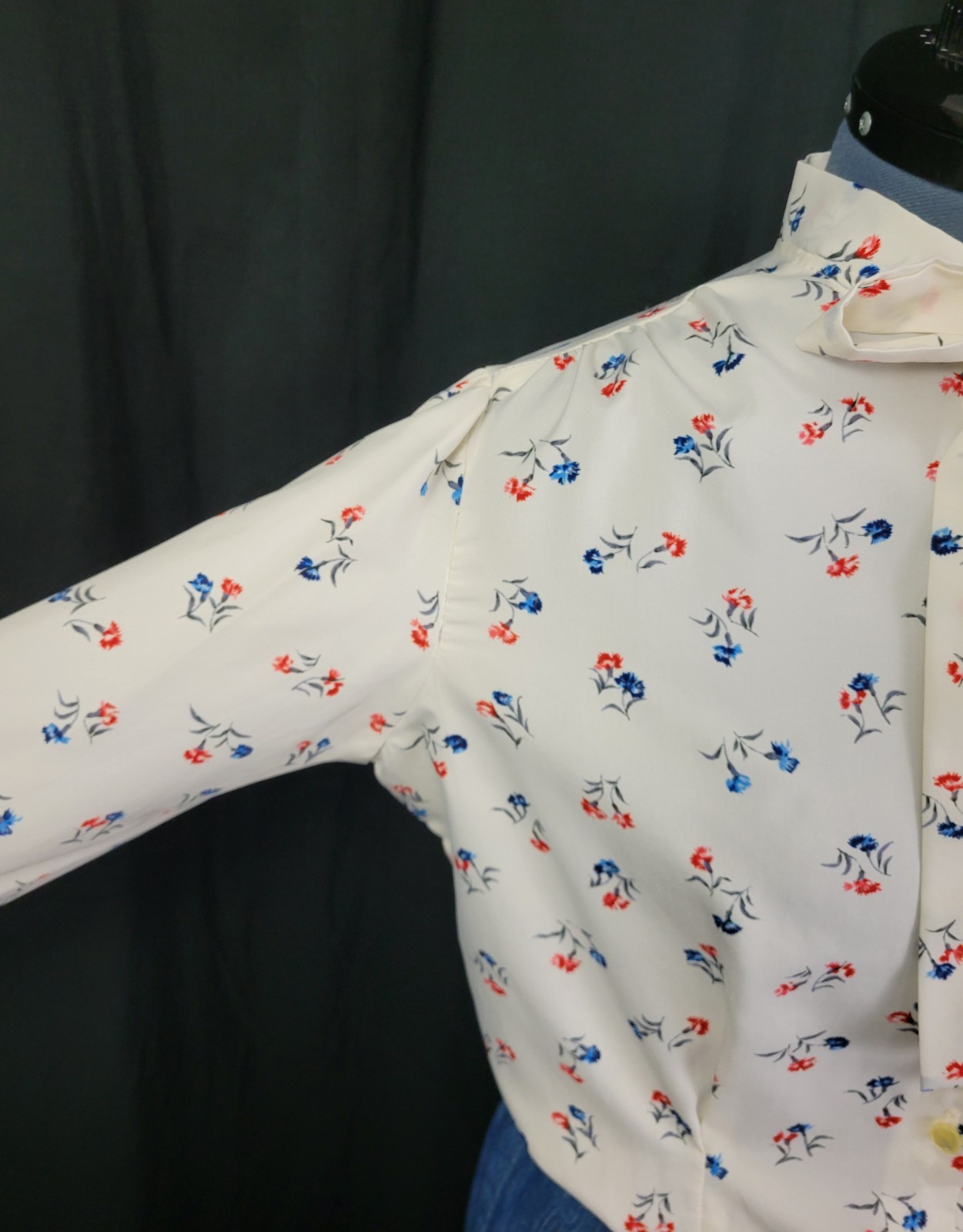 Vintage Lady Holiday Cream Button Down Blouse w Blue & Red Florals Size M/L?