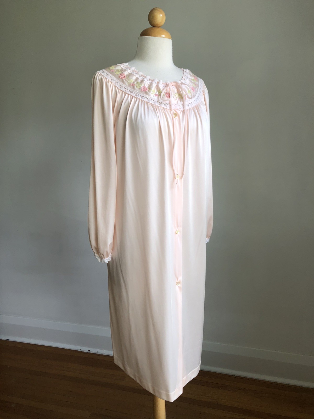 GORGEOUS VTG LORRAINE Light Peach Nylon Floral Embroidered Button-up Nightgown S