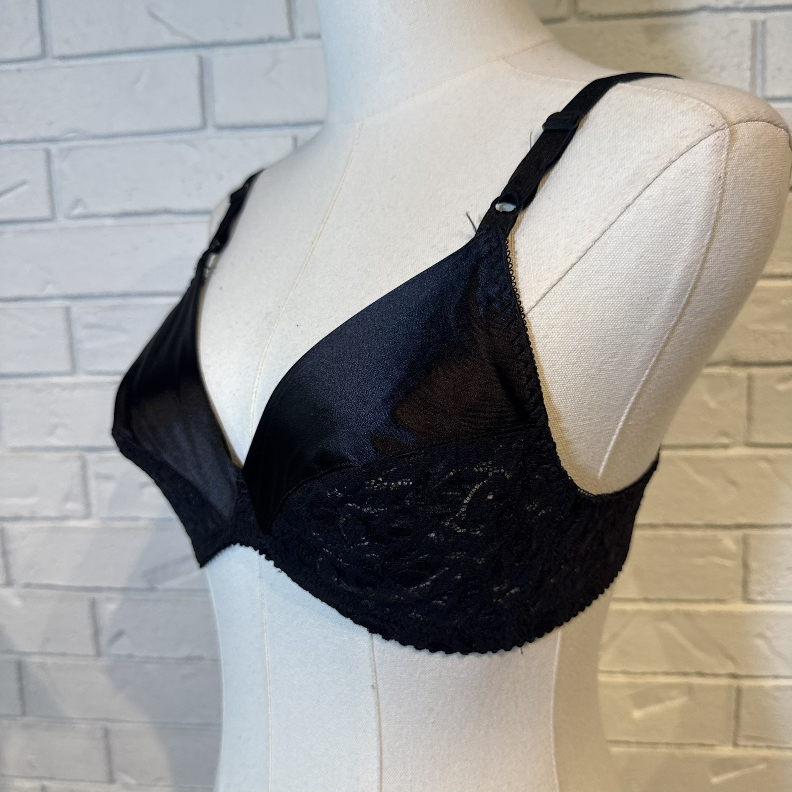 Vintage Maidenform 36 Rendezvous Black Satin Lace Wire Free Bra Style 8318
