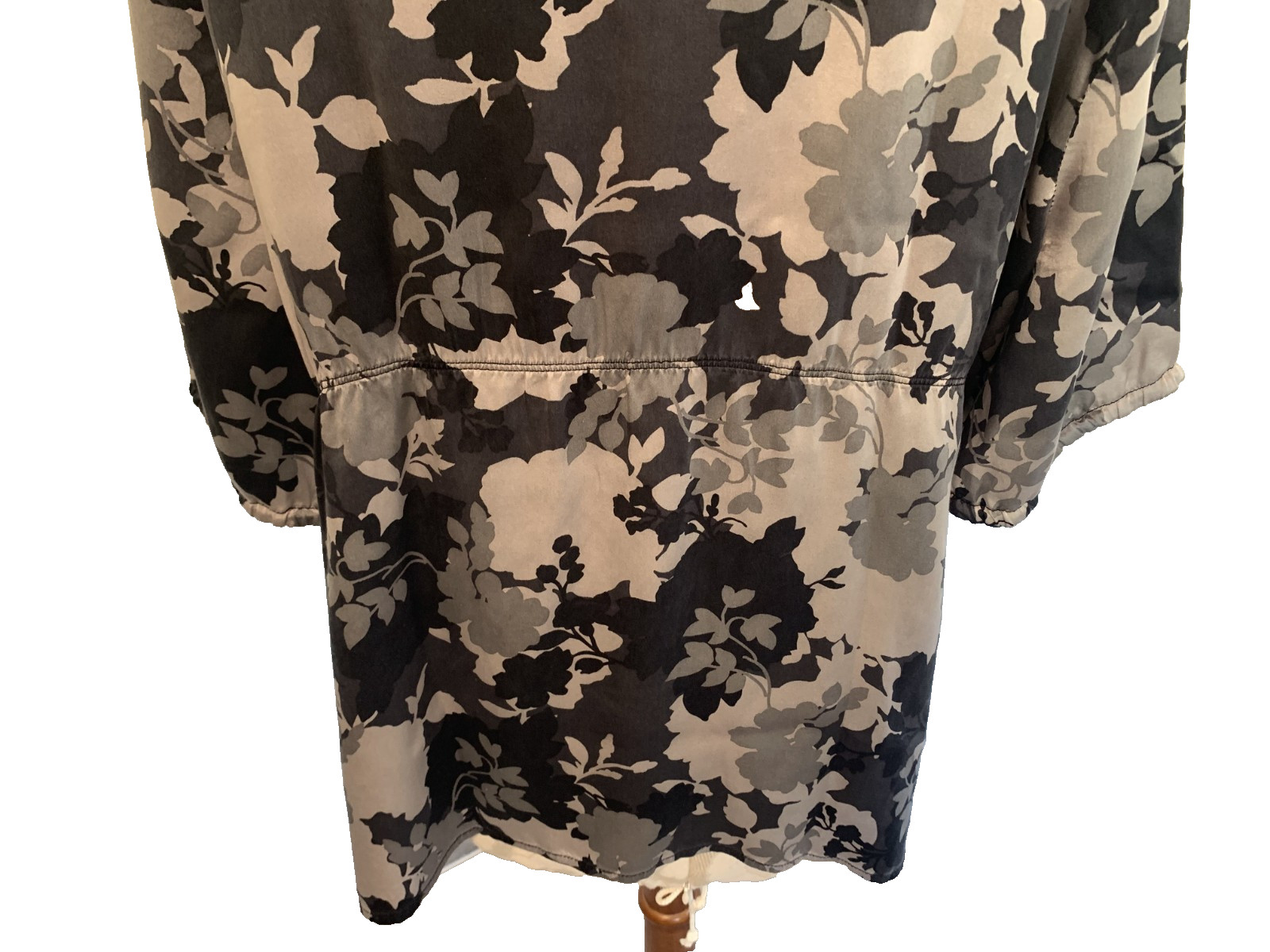EDDIE BAUER Blouse Top Gray Black 100% Silk Floral Pattern Short Sleeve Size XL