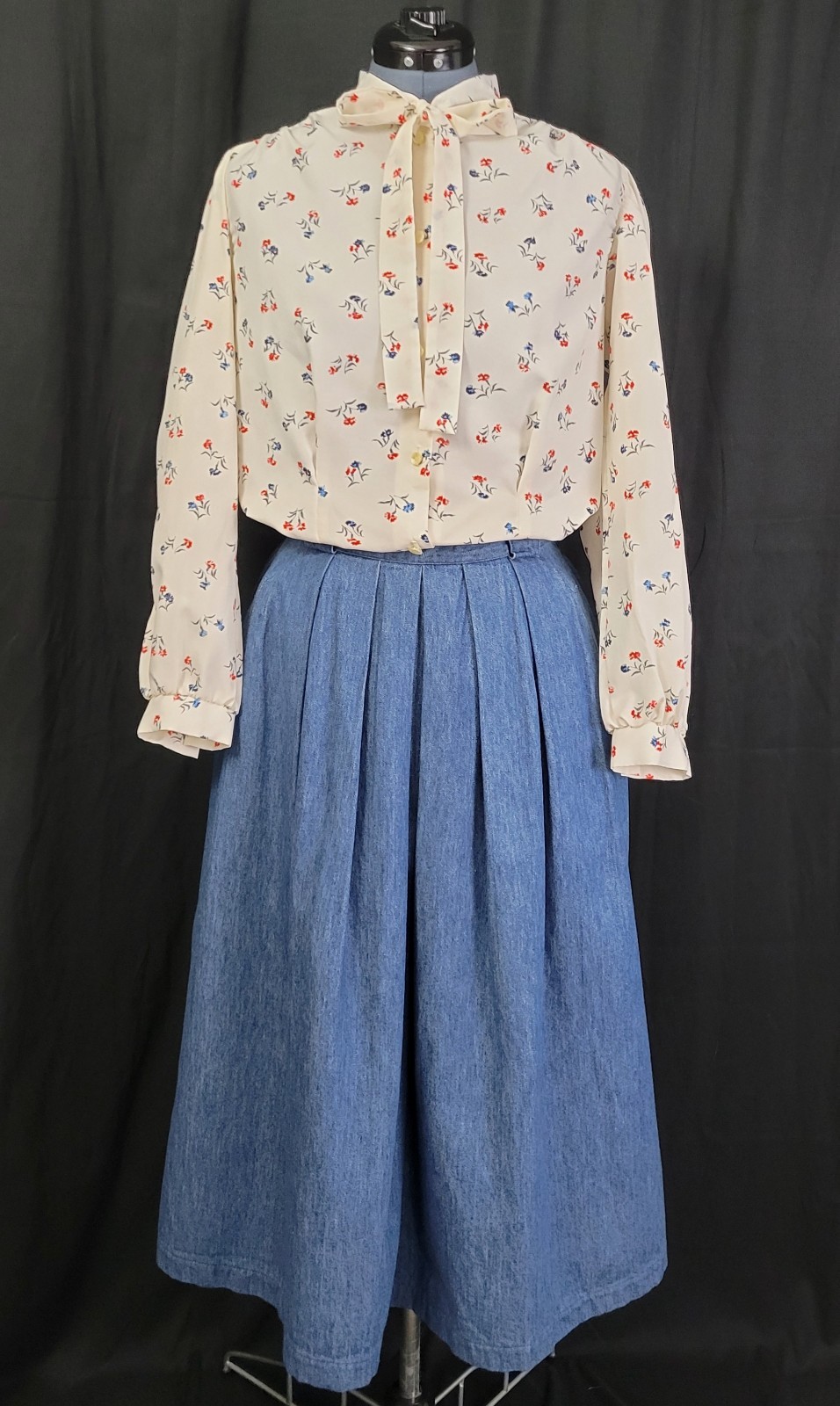 Vintage Lady Holiday Cream Button Down Blouse w Blue & Red Florals Size M/L?