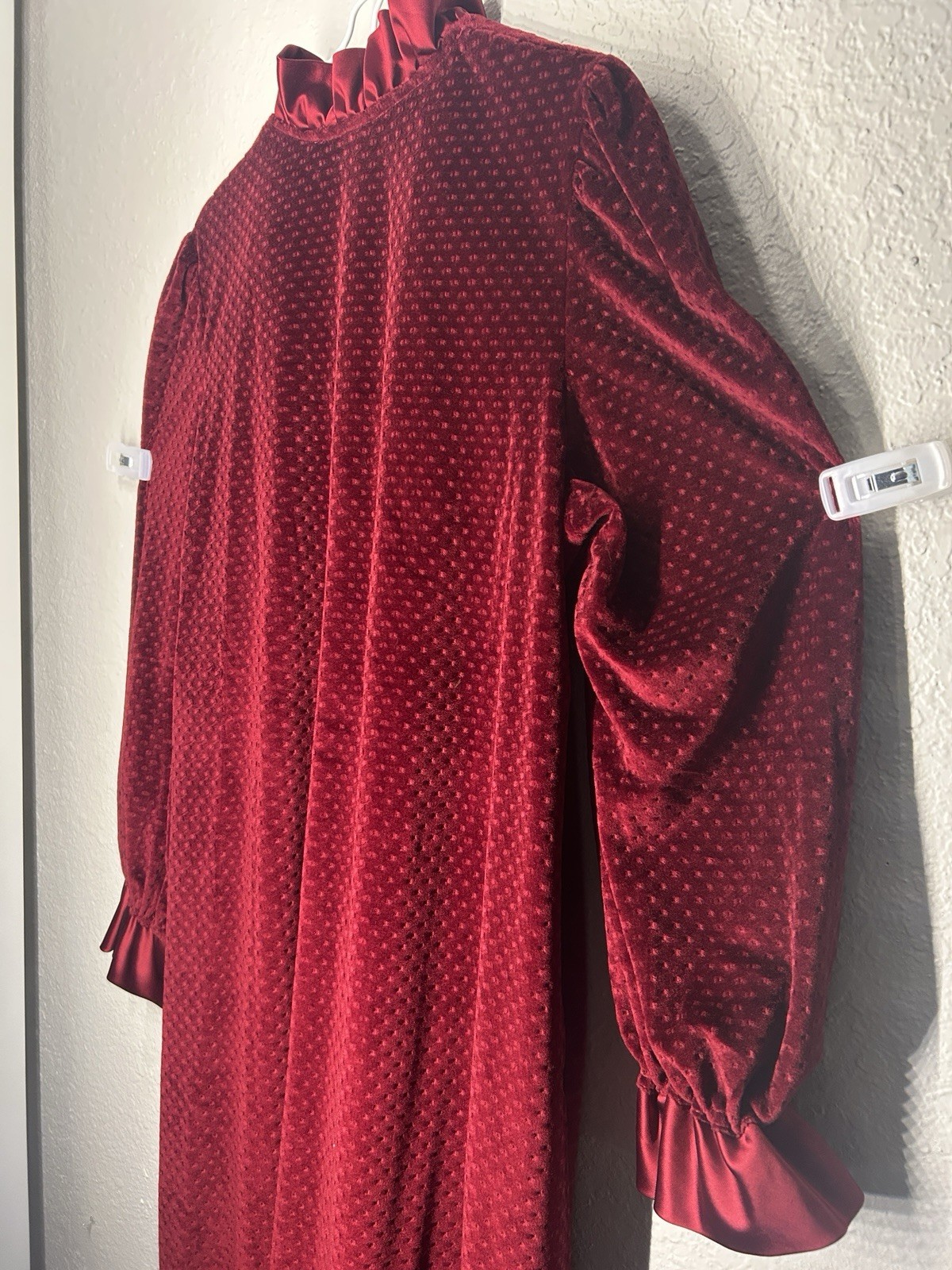 Vintage70’/80’sDonna Richard for Gilligan & O&rsquo;Malley Burgundy Velvet Robe Ruffle