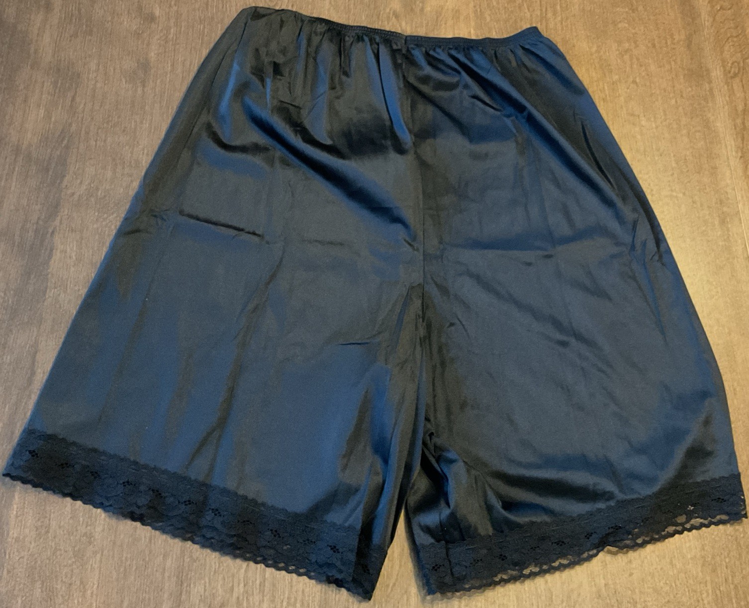 Vtg Vanity Fair Underglows Nylon Lace 20&Prime; Petti-Leg Slip Shorts Black Medium NWT