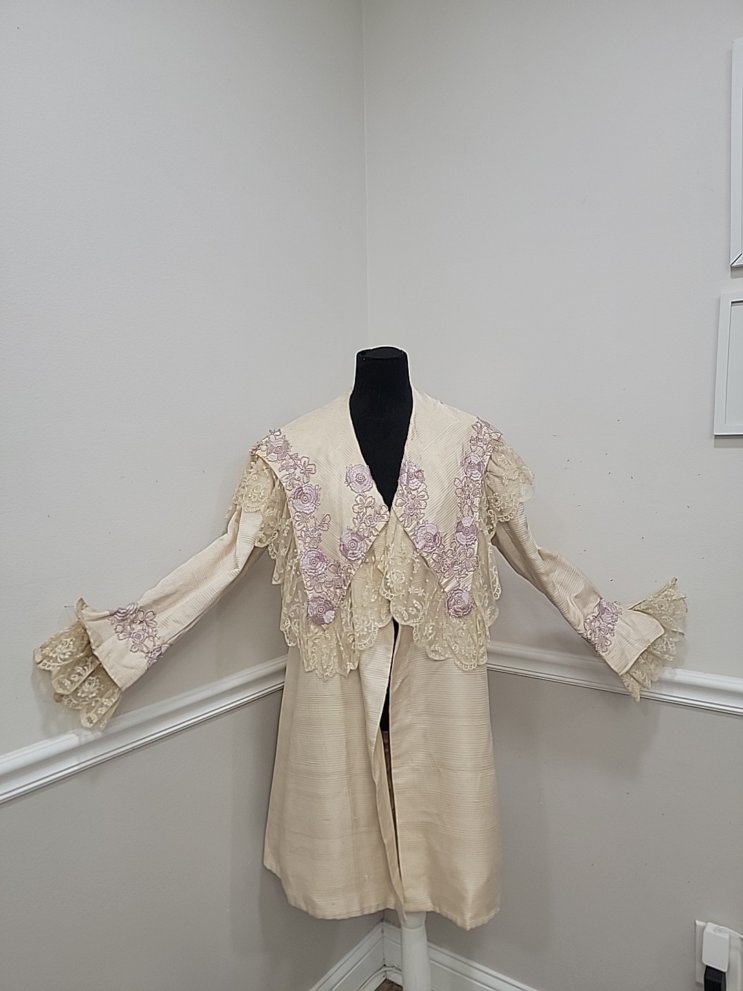 Antique 30s 40s Boudoir Hostess Coat Romantic Lace Applique Silk Faille