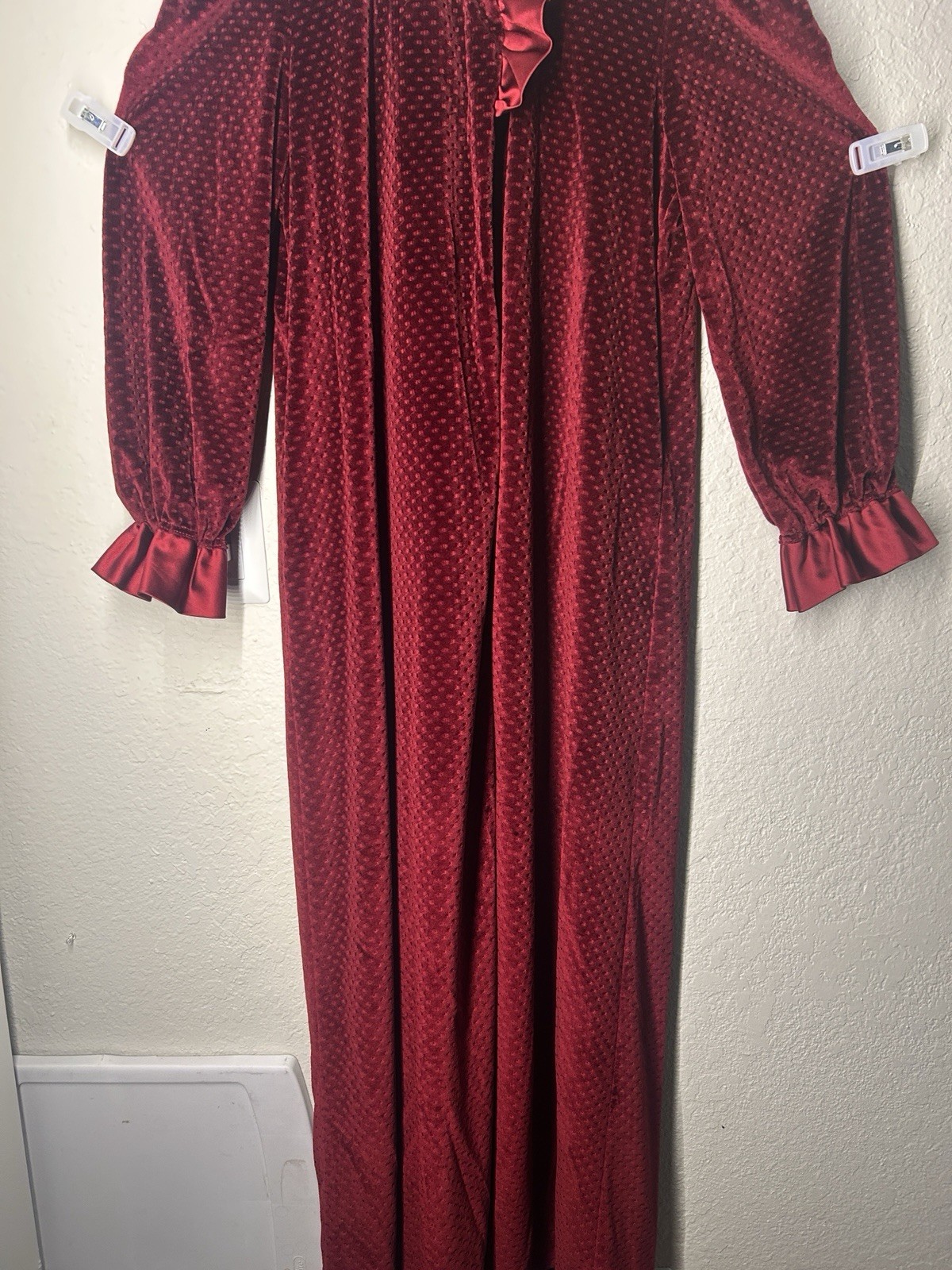 Vintage70’/80’sDonna Richard for Gilligan & O&rsquo;Malley Burgundy Velvet Robe Ruffle