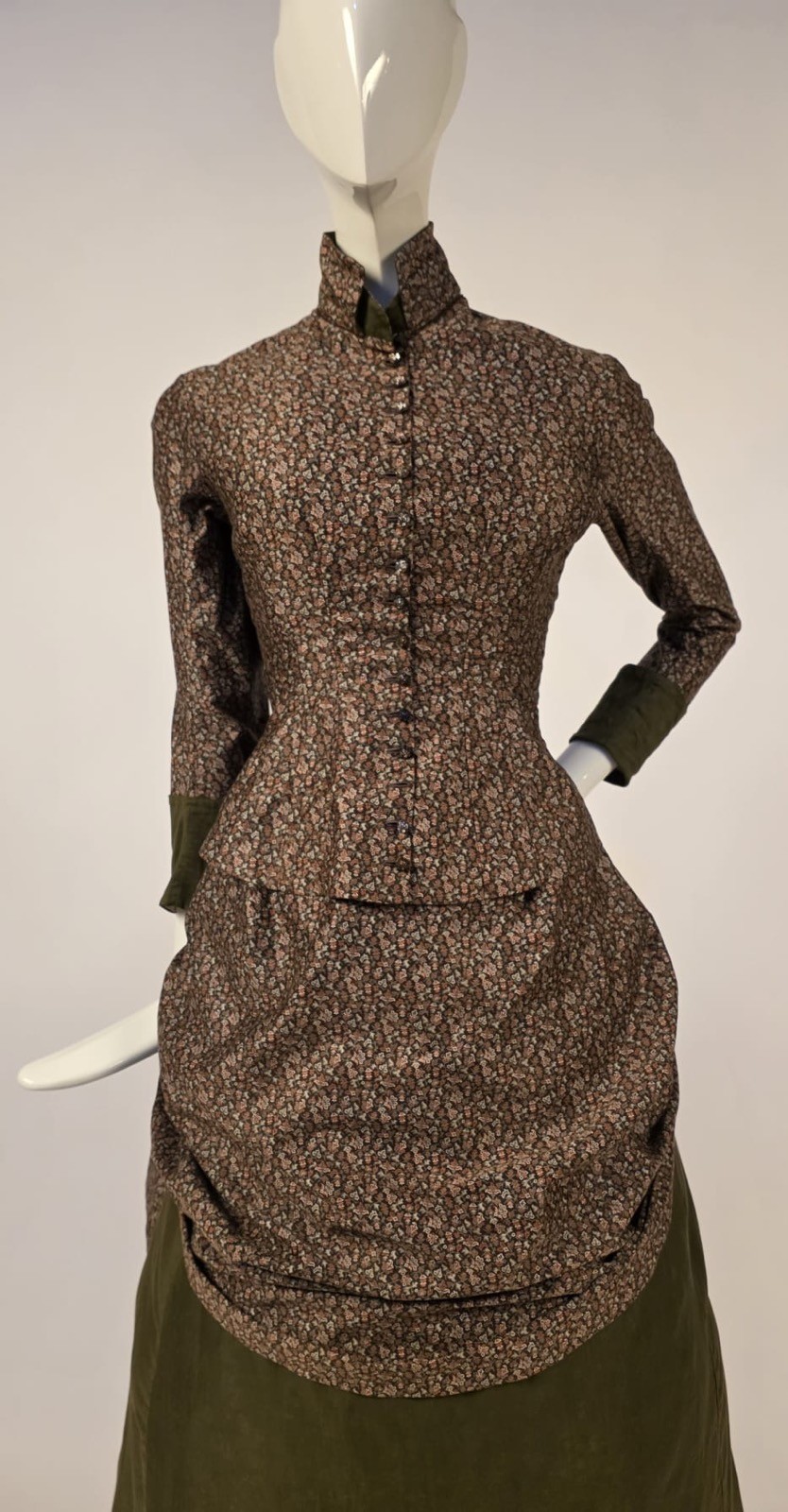 VICTORIAN 1880’S FLORAL PRINCESS BUSTLE DRESS WALKING SUIT – MUSEUM QUALITY