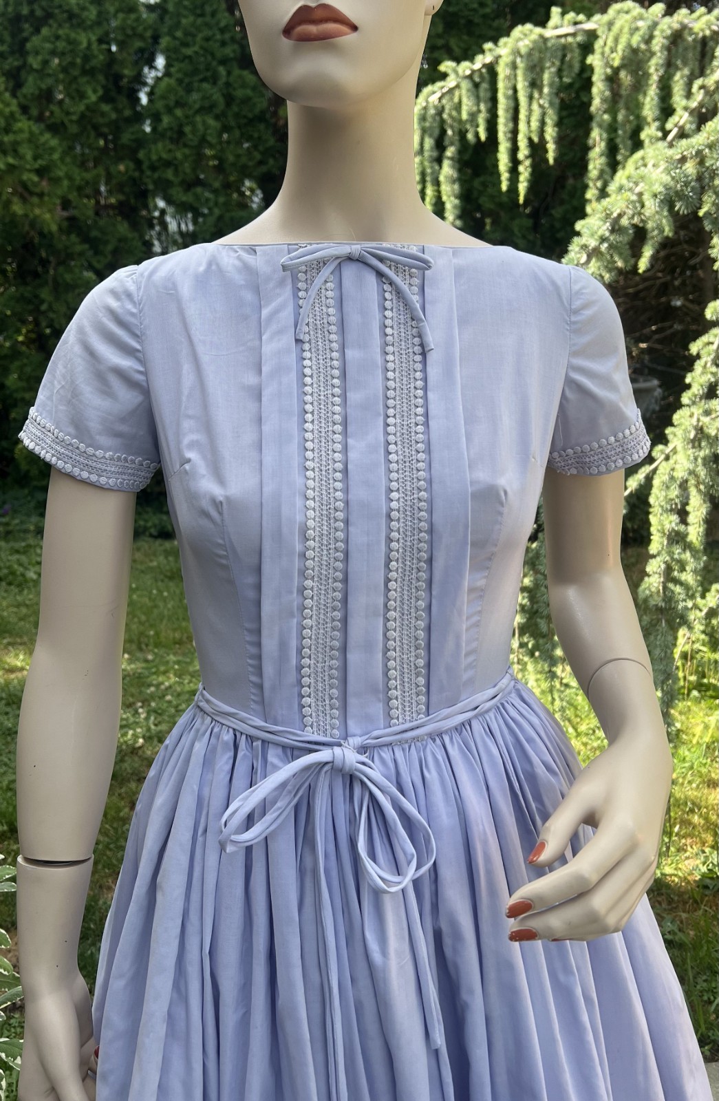 VINTAGE 1950&rsquo;s LAVENDER COTTON W/ CENTER PLEATS & LACE TRIM