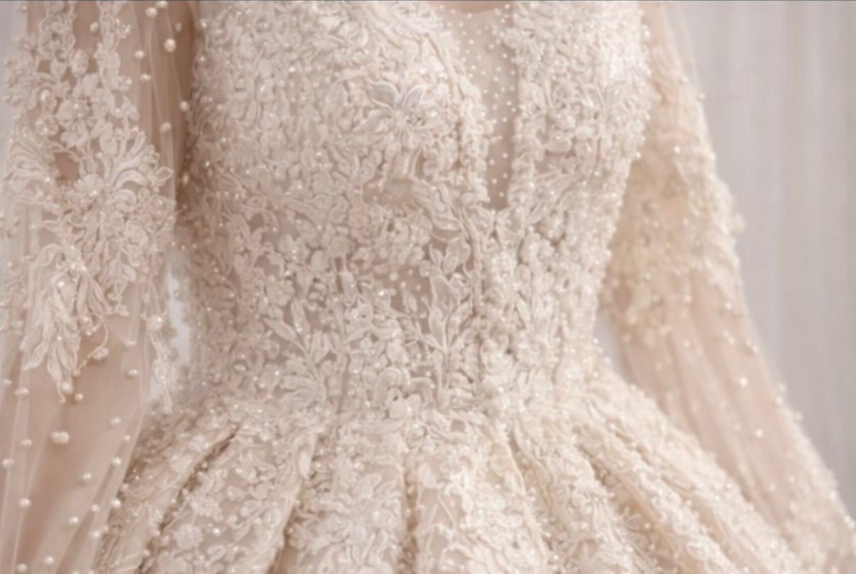 wedding dress size 6 pre owned