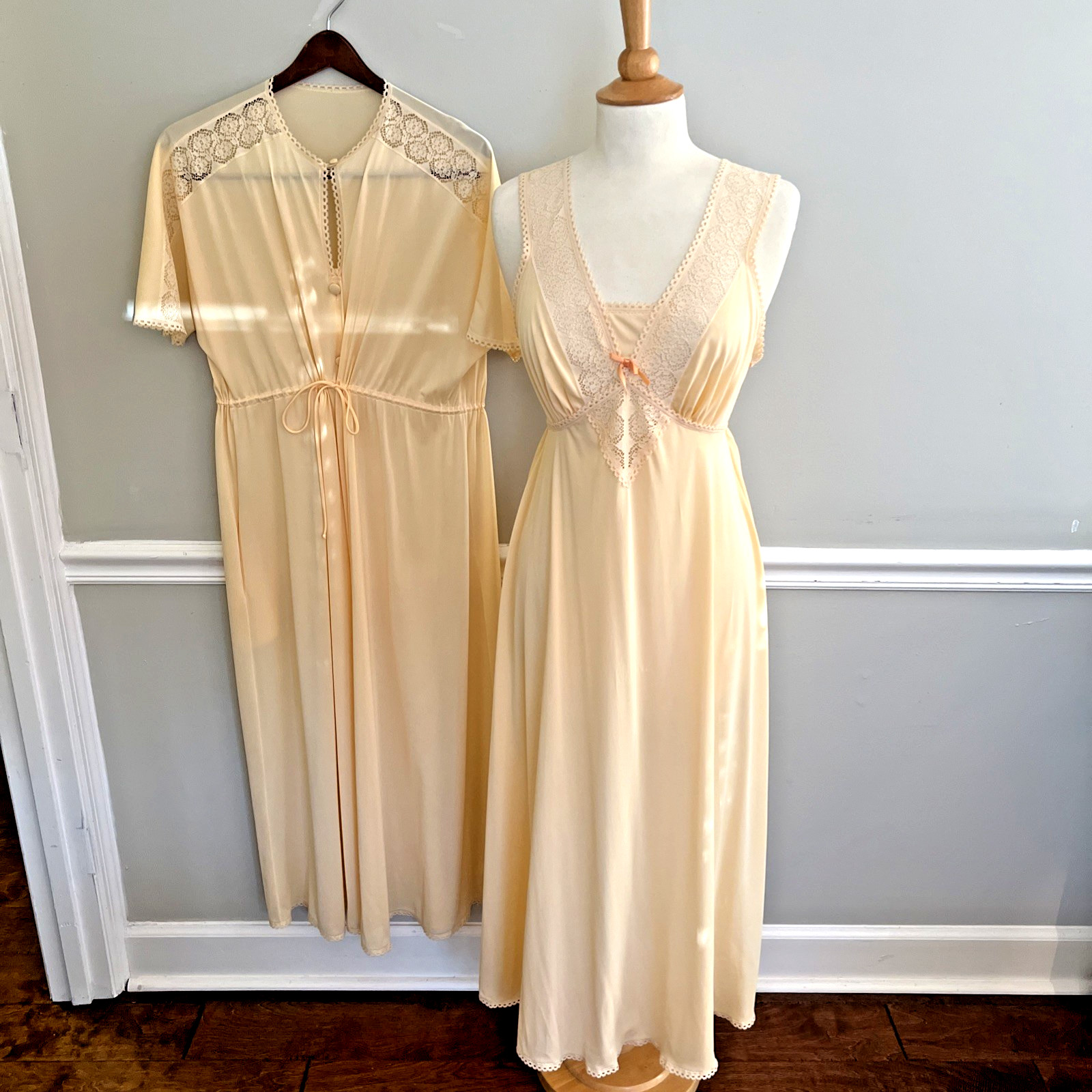 VANITY FAIR Peignoir Gown Robe Lace Light Peach Nylon Vintage 1970s Glam 36