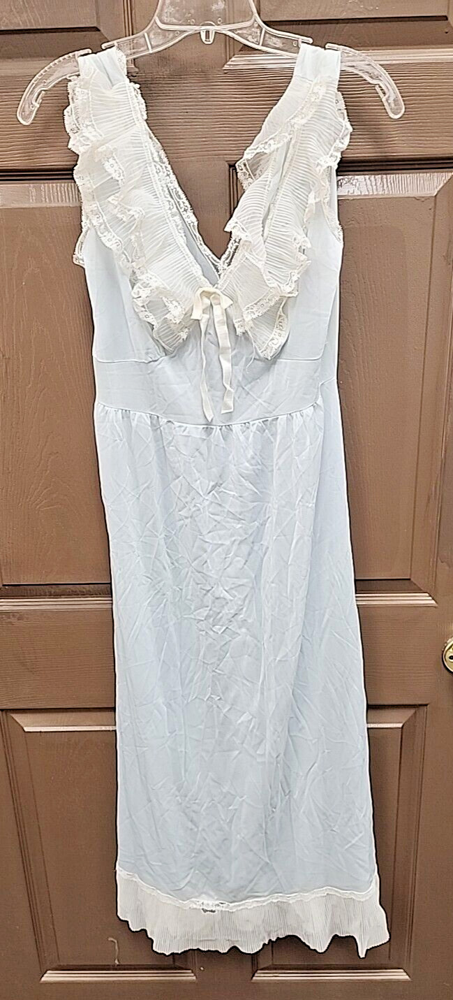 VINTAGE LEONA LIGHT BLUE 100% NYLON NIGHTGOWN SIZE 34