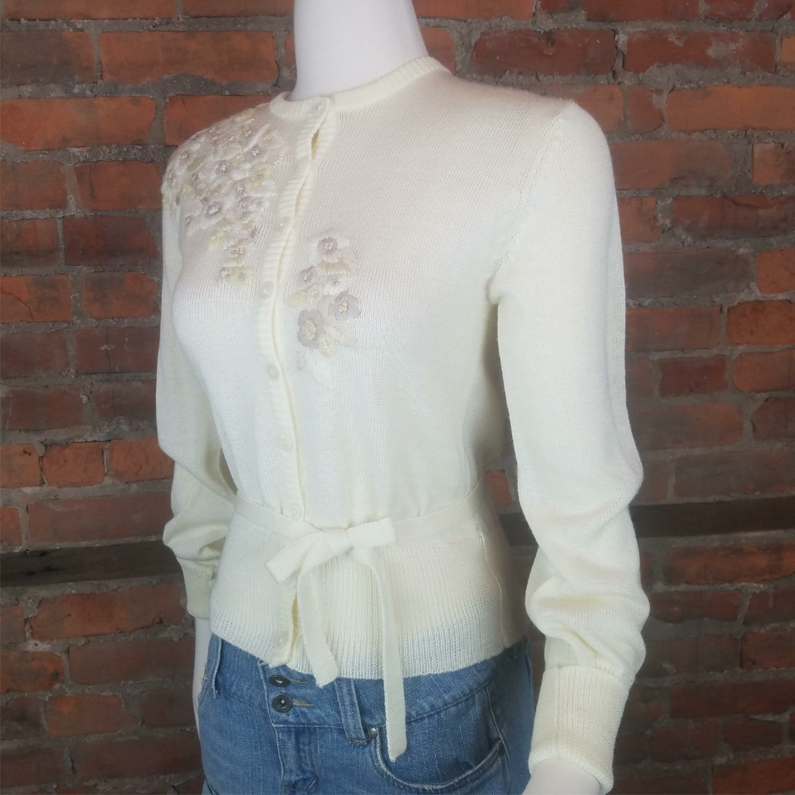 Vintage Women&rsquo;s Cardigan 1960s Ivory Tan & Ivory Embroidery Self Belt Size M