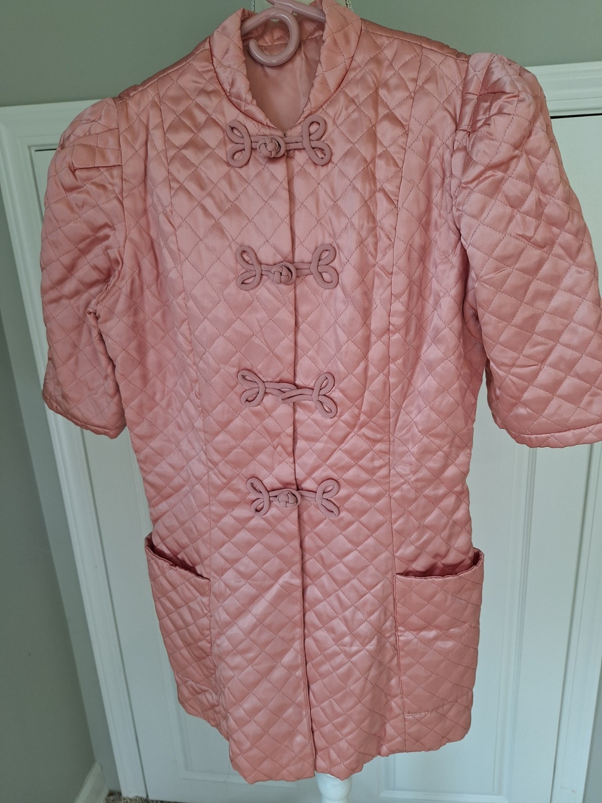 Beautiful Mid-Century Quilted Jacket or Robe Asian Short Sleeve Petite