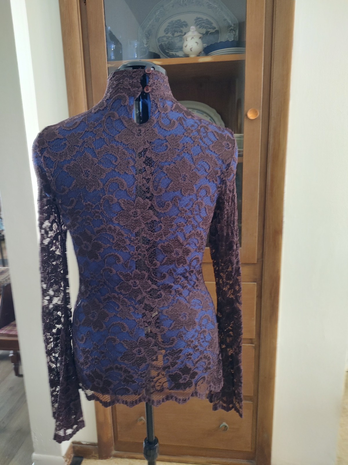 Vintage look BOHO brown ladies&rsquo; sz M Newport News lace blouse- flared sleeves