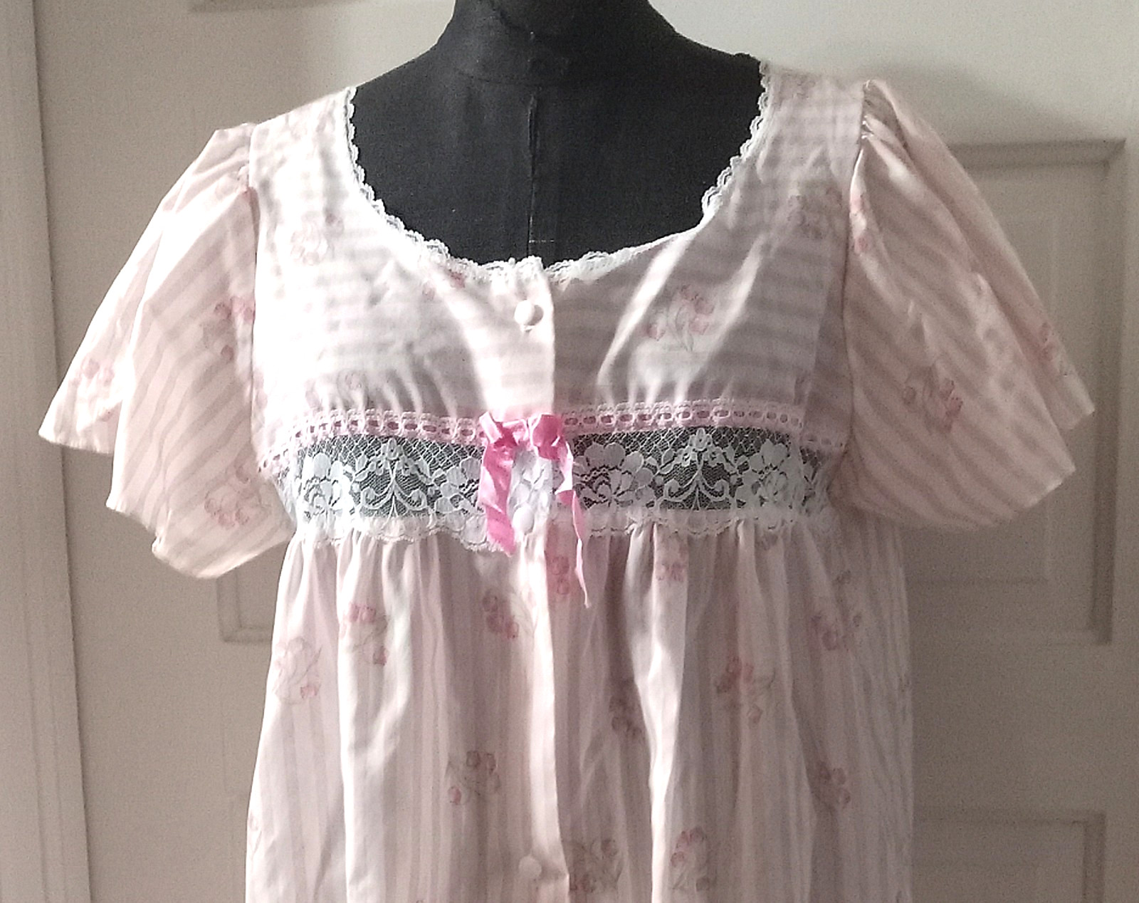 80&rsquo;s PREVIEWS Button Up Pink Stripe Floral Robe Lace Accent M