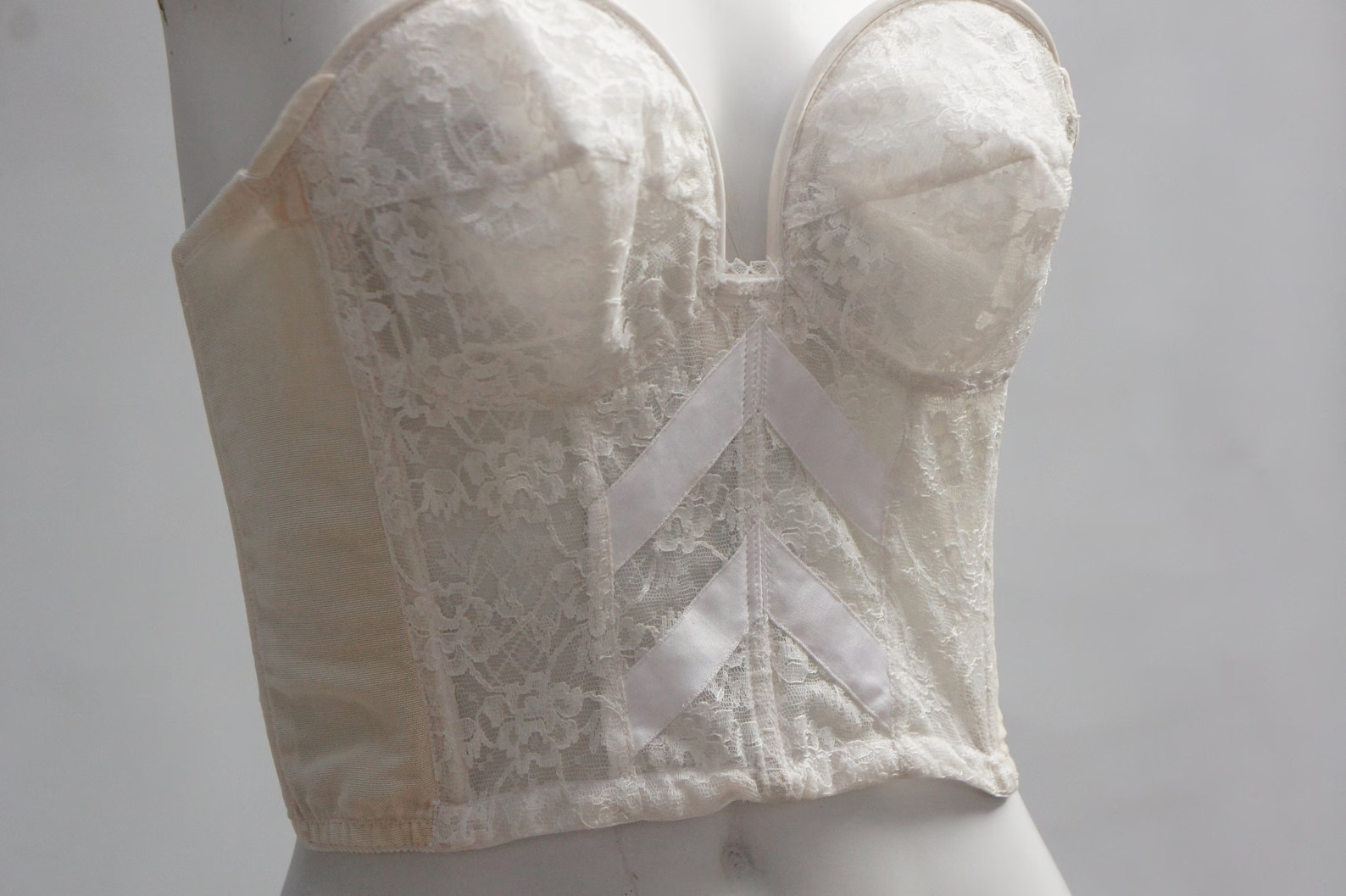 Vintage 50s Strapless Creme Lace Bustier Corset Bra Low-Nuff By Lady Marlene