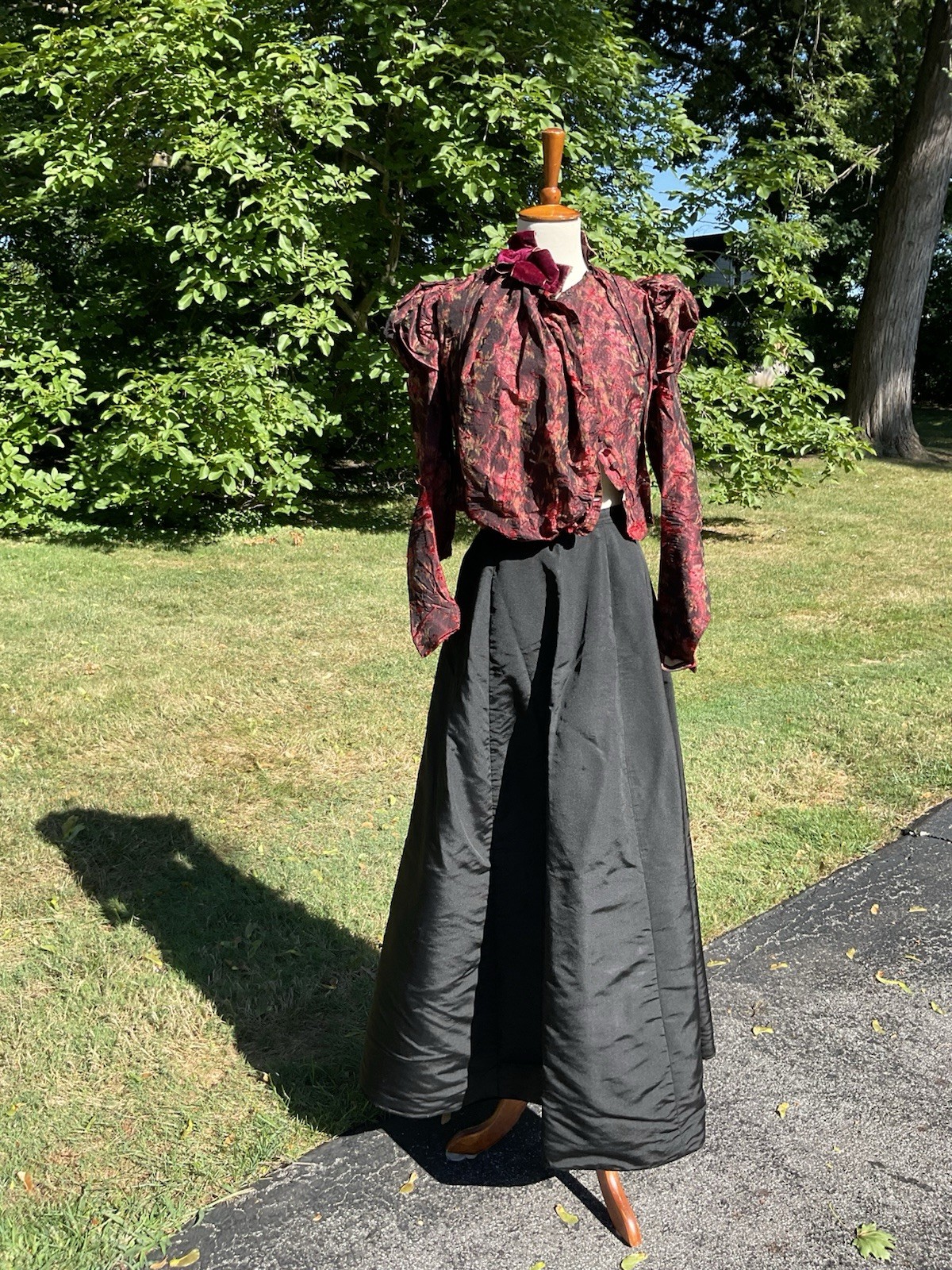 VINTAGE 1890s 2 PC BROCADE / TAFFETA WALKING SUIT. VELVET DETAIL. SOLD  » AS IS »