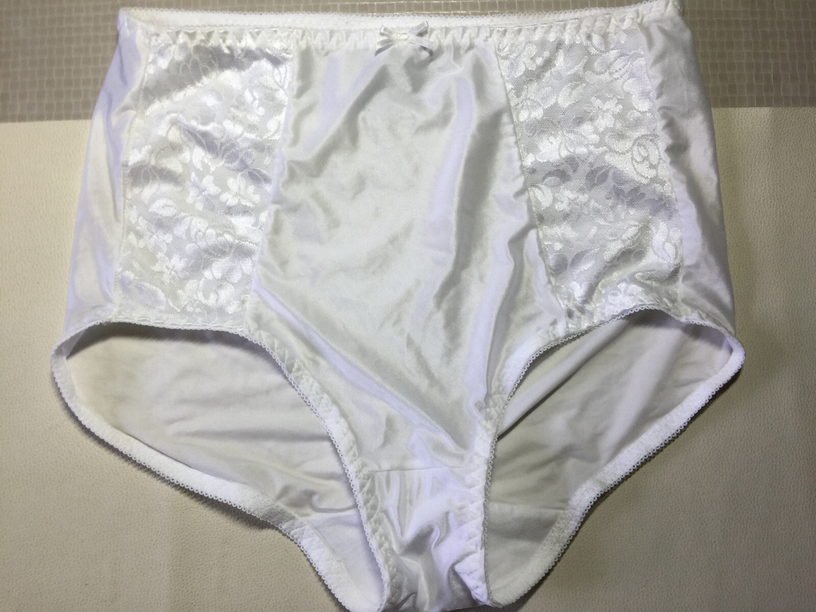White Sateen Finish Stretch Moderete Control Bali Panties Briefs Size 6 M 32 34