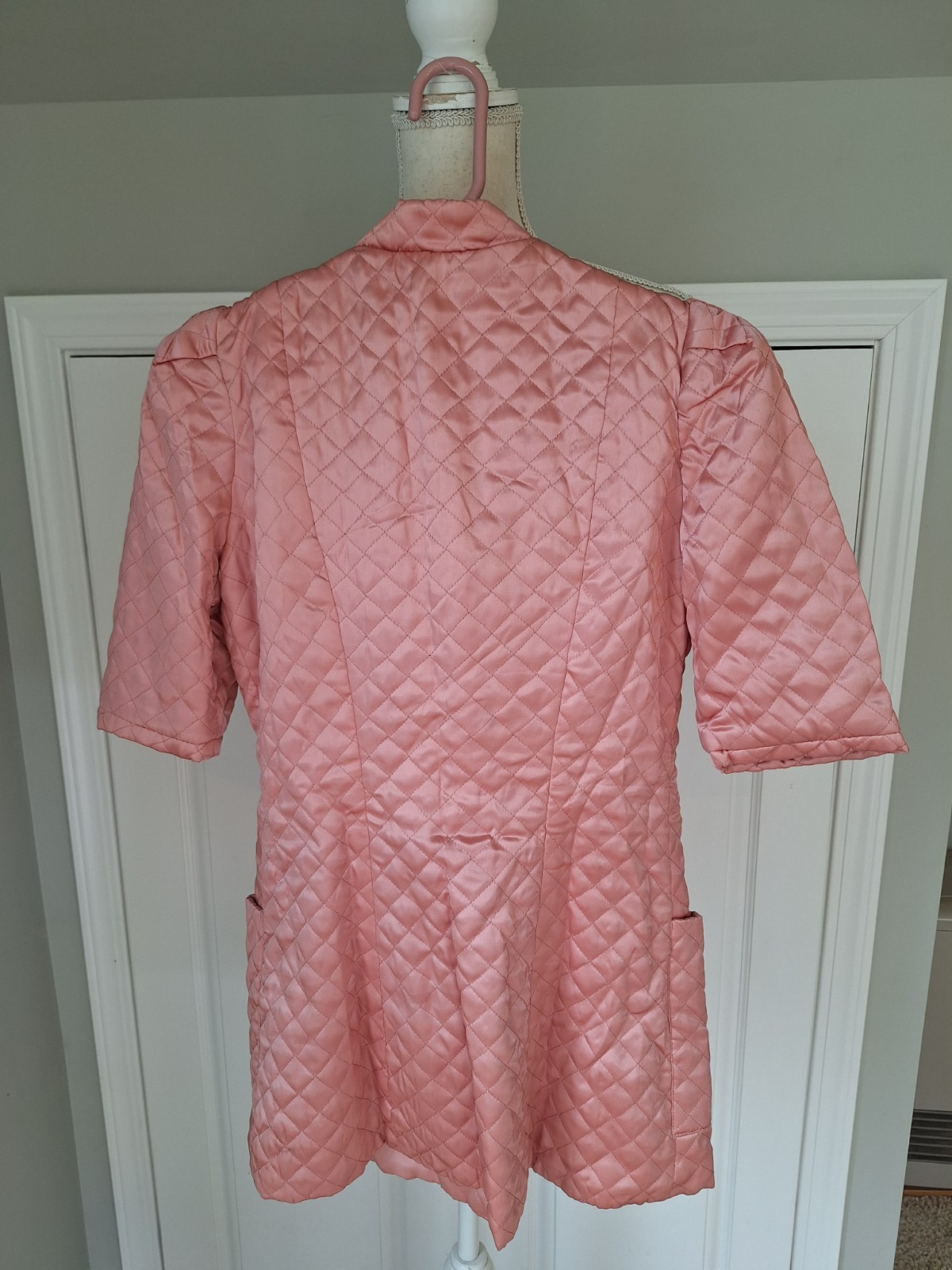 Beautiful Mid-Century Quilted Jacket or Robe Asian Short Sleeve Petite