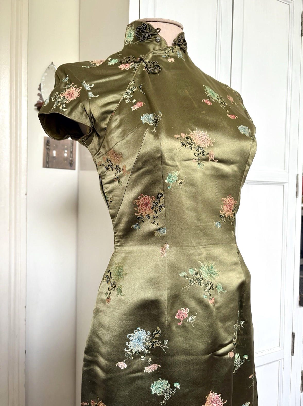 Vintage Green Silk Cheongsam Qipao Hong Kong Floral Chrysanthemum 1950s 1960s