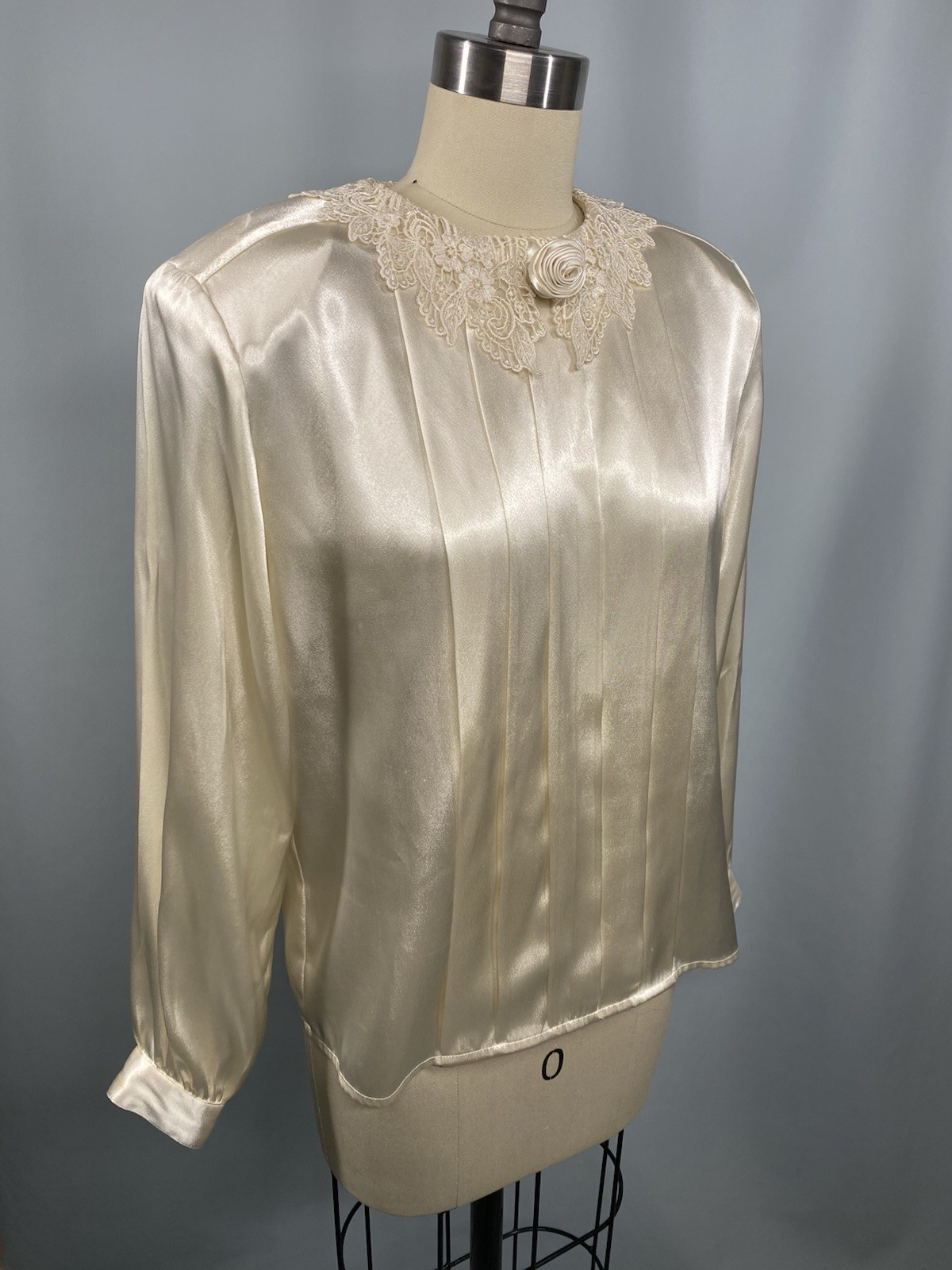 Vintage Blouse PETITE SOPHISTICATE SIZE 2P XS ivory satin top pleat lace 80s 90s