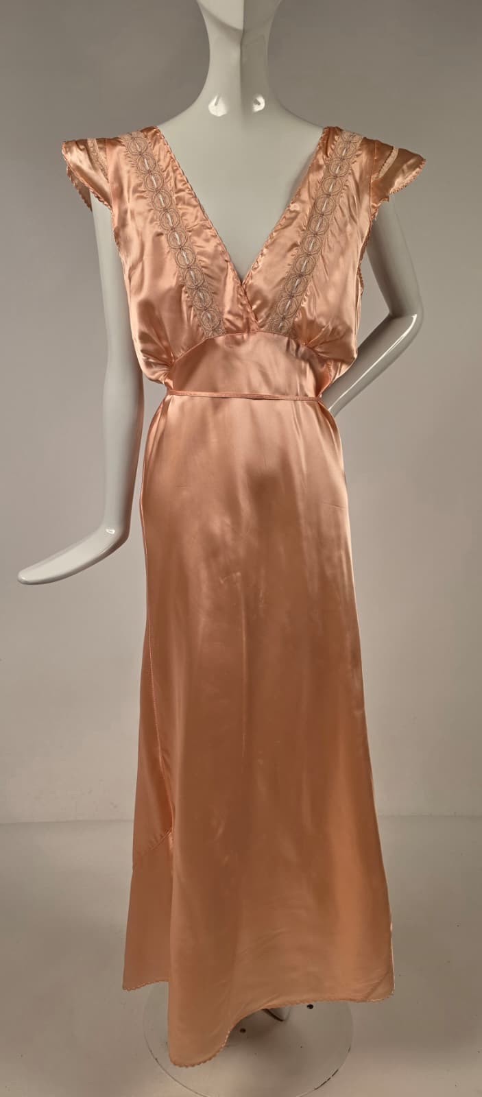 OLD STOCK 1930’S PEACH ACETATE SLIP DRESS W EMBROIDERED RING DETAIL