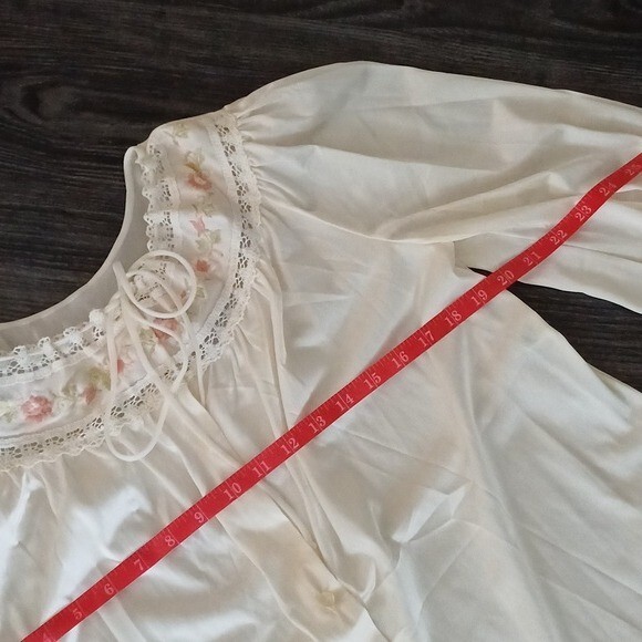 Lorraine vintage nylon Nightgown Embroidered Lace Collar S