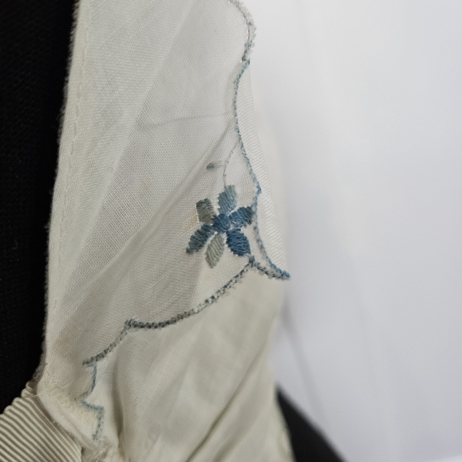 Vintage 60s Catch A Guy Handkerchief Embroidered Floral Halter Crop Top Tie Back