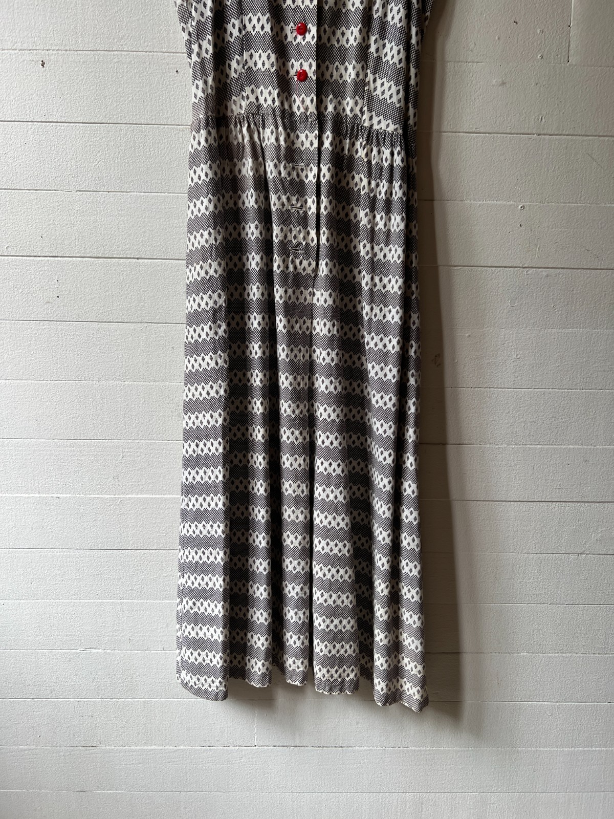 Vintage 1940s Dress with Arrow Details and Buttons 35x28x46 AR FL