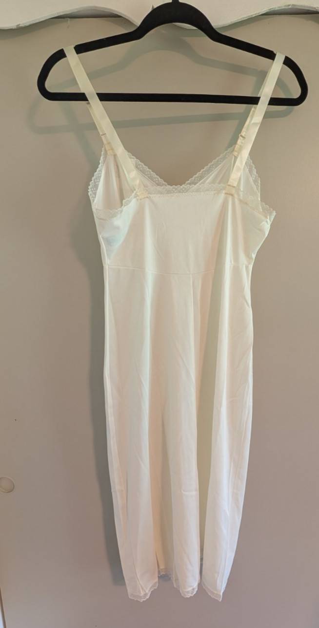 Vintage Pinehurst 32 Pearl Full Slip, Nylon, MADE IN USA, New not perfect