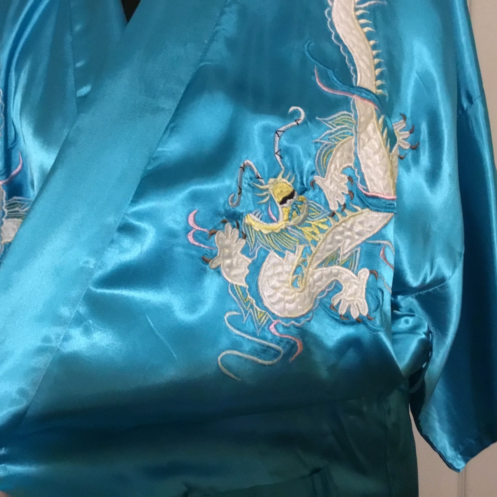 VNTG 60&rsquo;s 100% Rayon Dressing Robe blue w White Dragon embroidery Unisex one sz