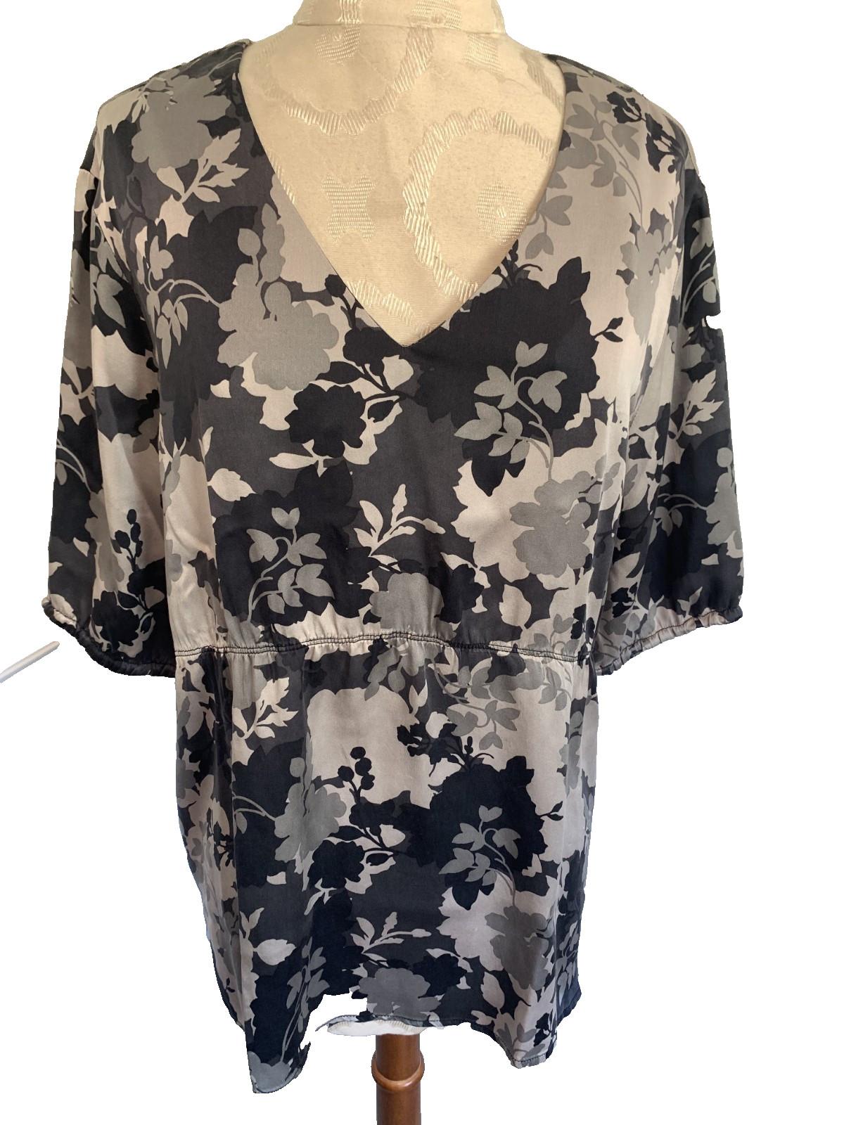 EDDIE BAUER Blouse Top Gray Black 100% Silk Floral Pattern Short Sleeve Size XL