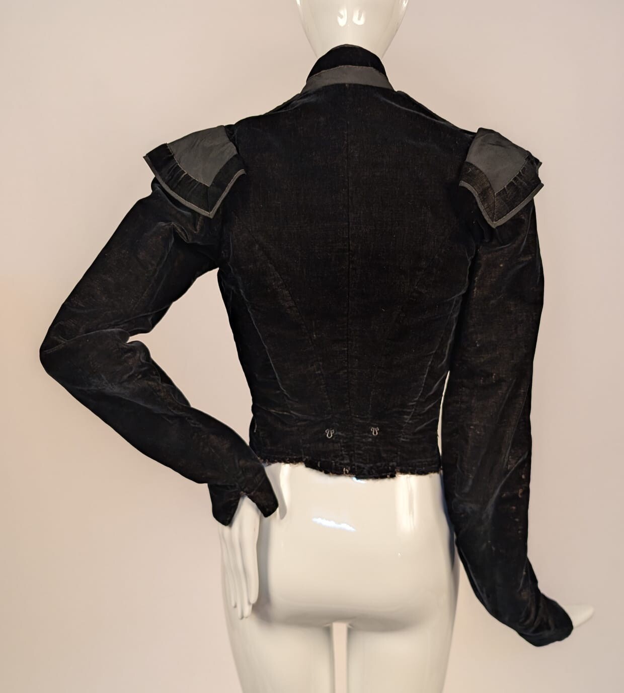 VICTORIAN 1890’S BLACK VELVET BODICE W YELLOW SILK FRONT