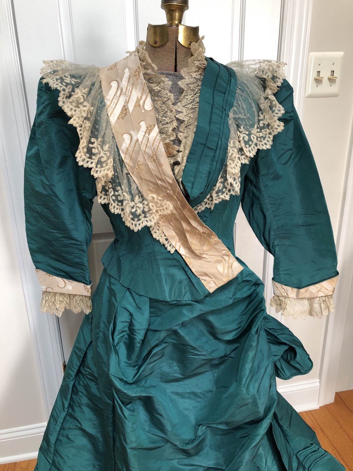 Antique 1880s 3Pc *EMERALD GREEN SILK Victorian BUSTLE DRESS w/PRINCESS JACKET*