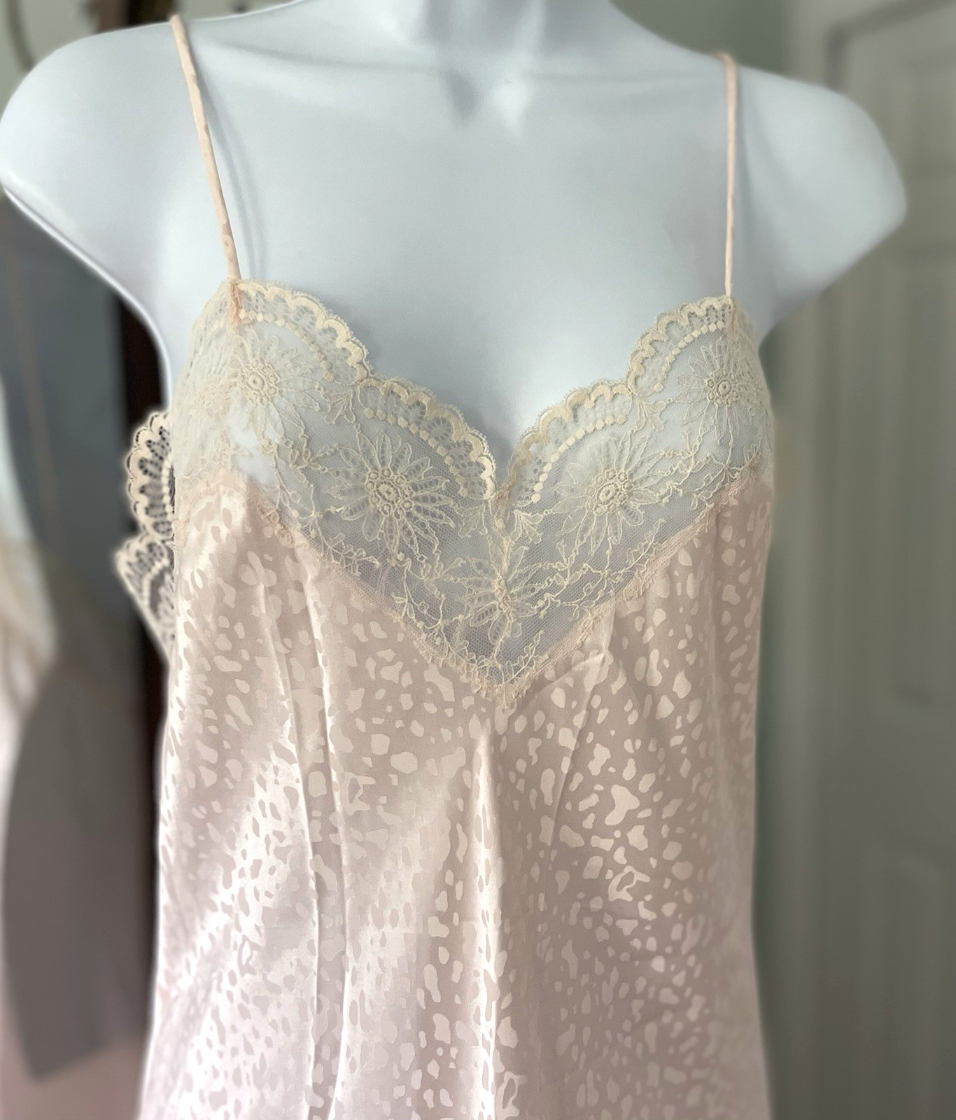 VTG &rsquo;80s Georgette Trabolsi – Medium- Chemise Nightgown -Blush Pink Cream Lace