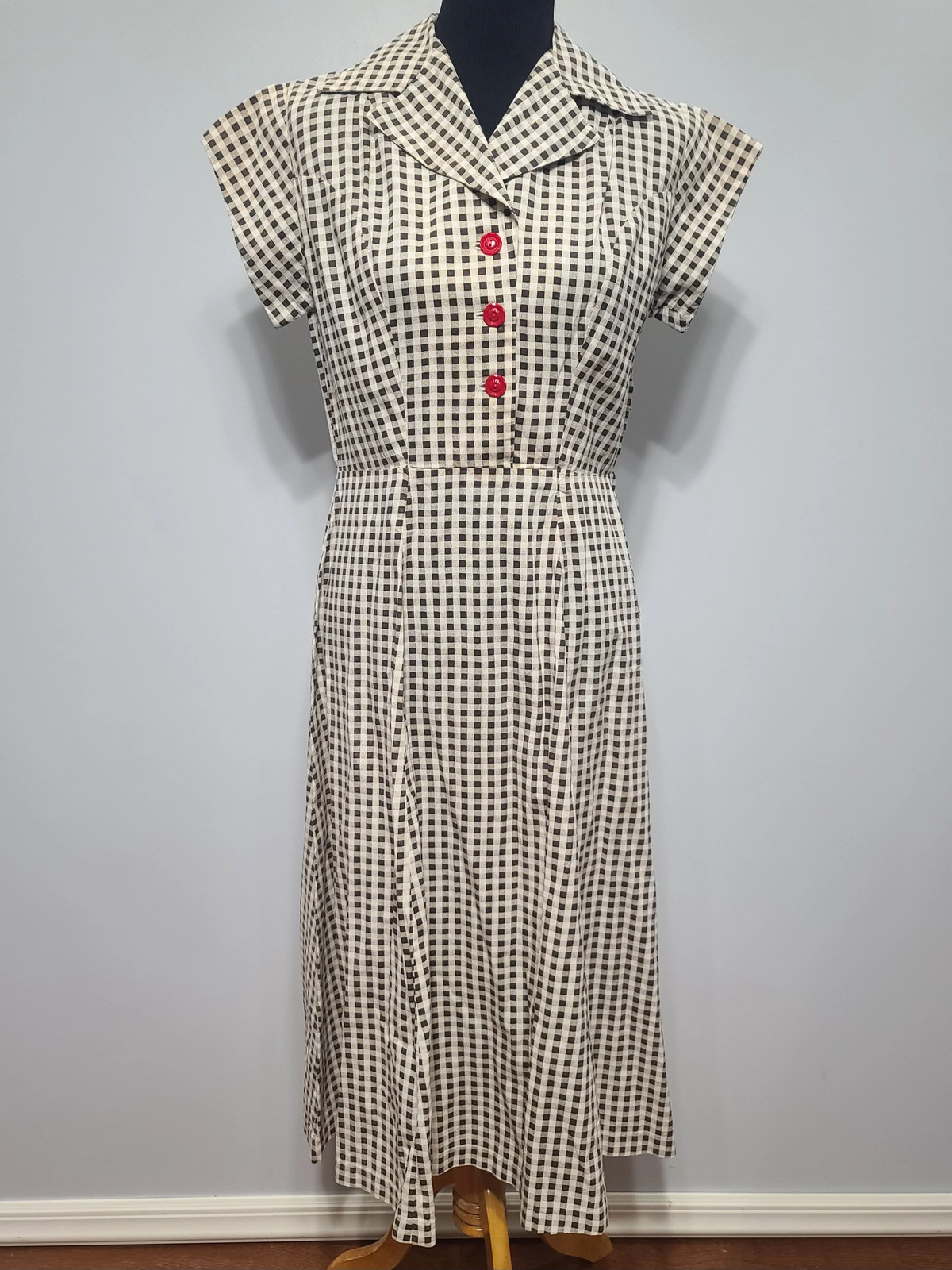 Vintage 1940s Brown Tan Checkered Print Dress Red Buttons WW2 B-38&Prime; W-30&Prime; H-41&Prime;
